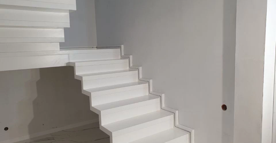 białe schody drewniane